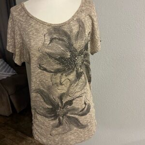 Lavish Elegant Beige Floral Short Sleeve Tee